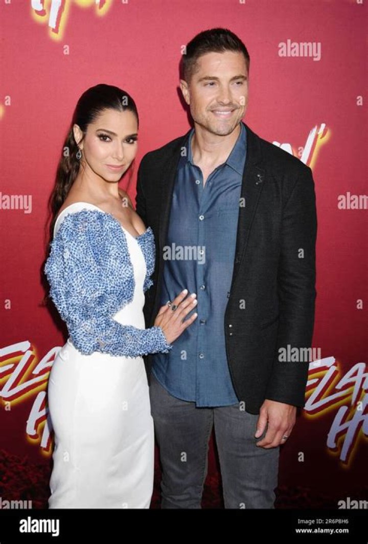 
A Look Into Eric Winter And Roselyn Sanchez Relationship 