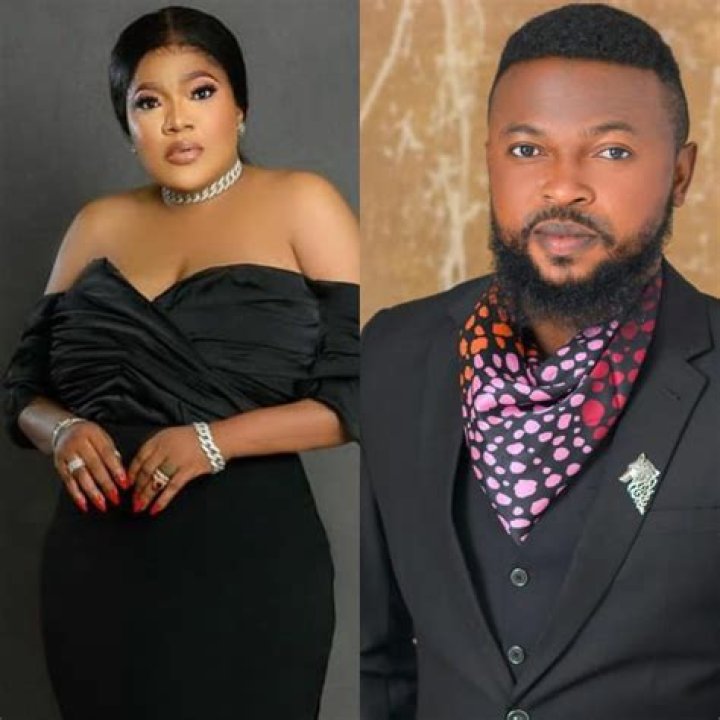 
Actor Kolawole Ajeyemi’s Wife Causes A Stir As She Shows Off Her Outfit To A Award Dinner 