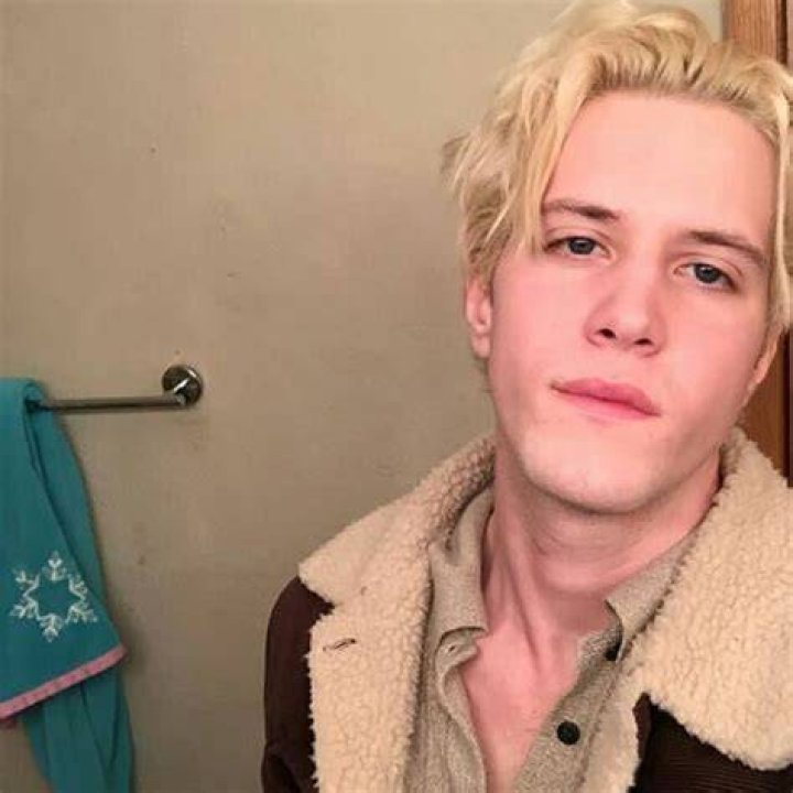 
Charlie Hill Grant Height, Weight, Net Worth, Age, Birthday, Wikipedia, Who, Nationality, Biography 