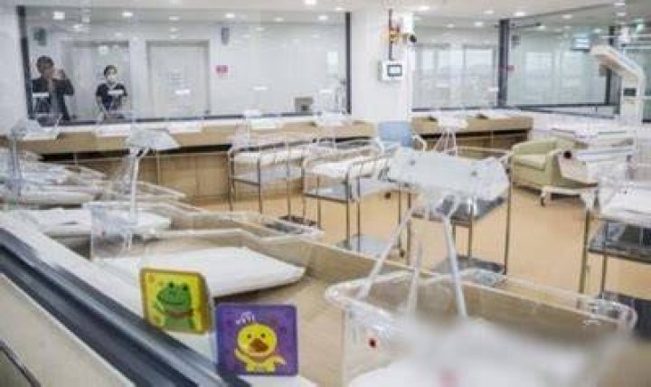 
Childbirths in S.Korea reach all-time low, deaths hit record high 