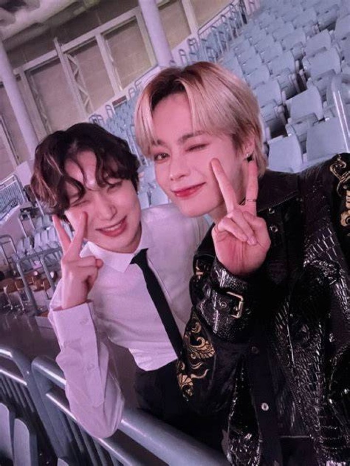 
ENHYPEN Sunoo and TEMPEST Hanbin have the cutest reunion at 2022 SBS Gayo Daejeon 