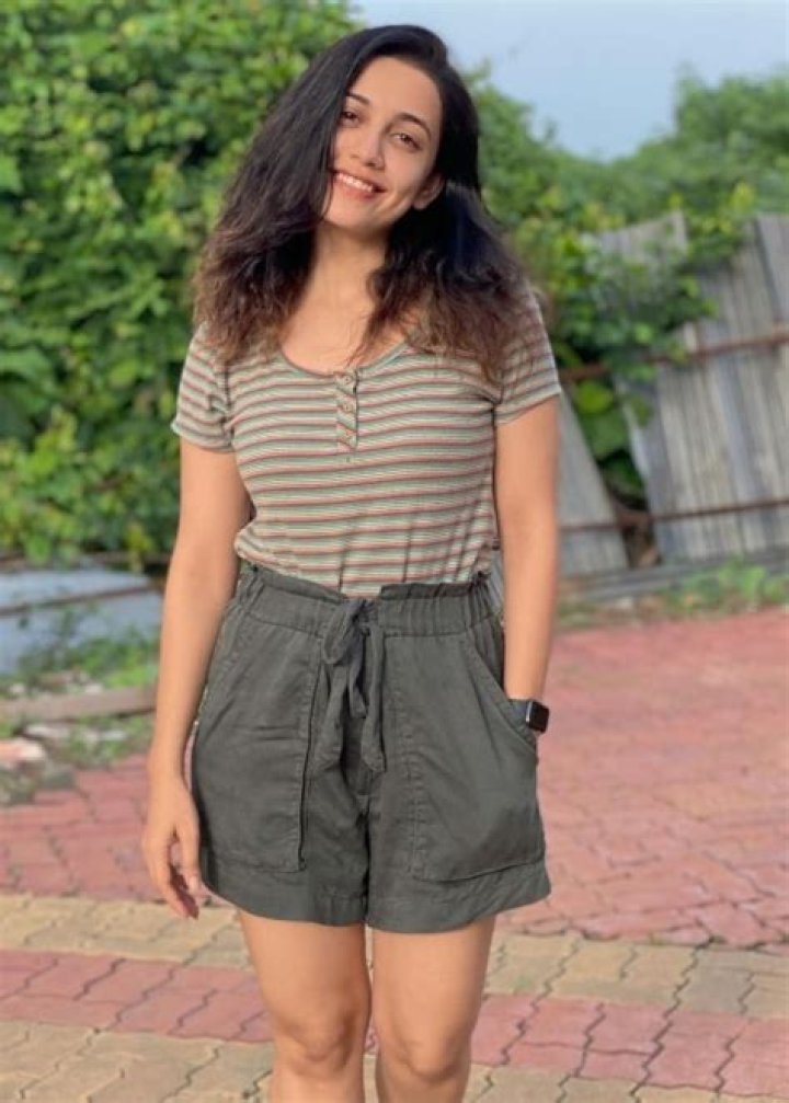 Esha Kansara Height, Weight, Net Worth, Age, Birthday, Wikipedia, Who, Instagram, Biography