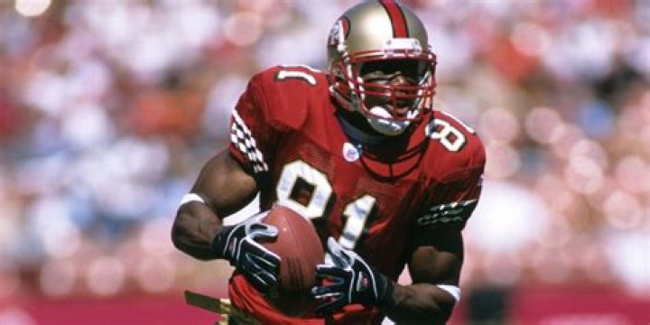 
Former NFL Player Terrell Owens Filmed Punching Alleged Heckler Outside a CVS in California 