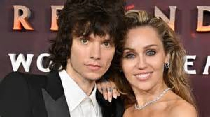 
Is Miley Cyrus Gay? Age, Height, Net Worth 