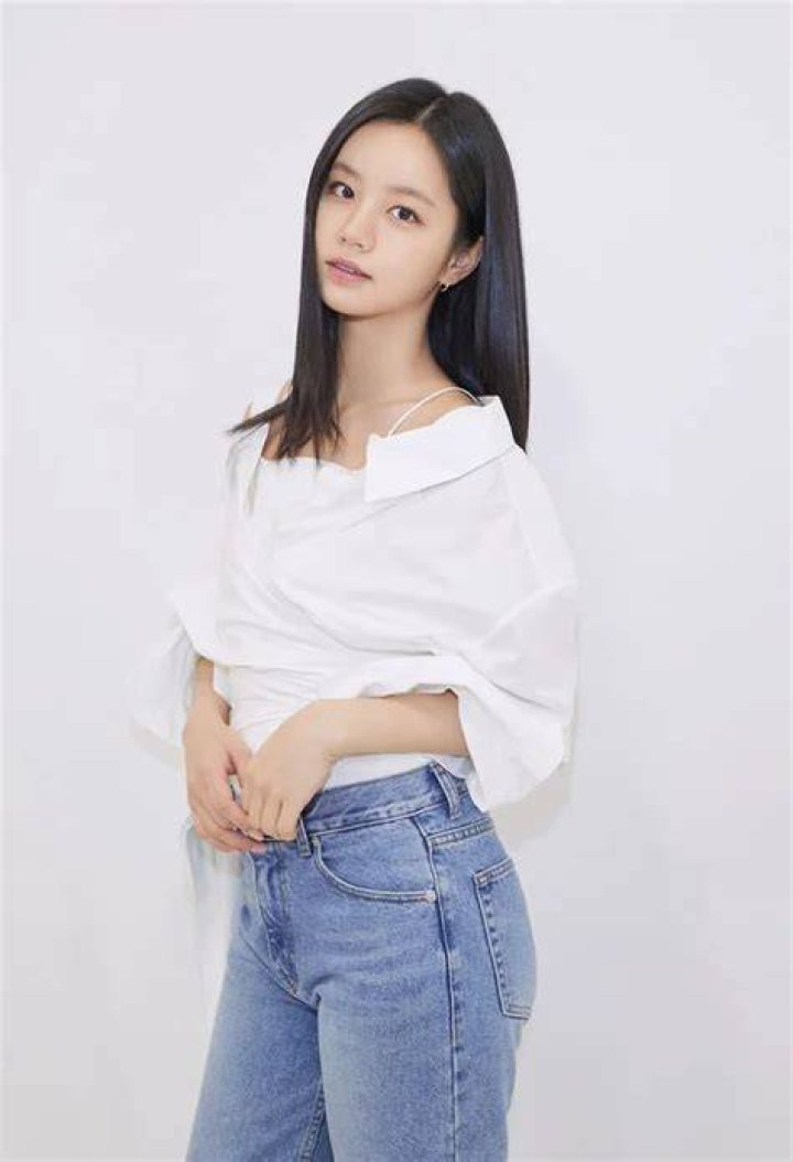 
Lee Hye-ri Height, Weight, Net Worth, Age, Birthday, Wikipedia, Who, Nationality, Biography 