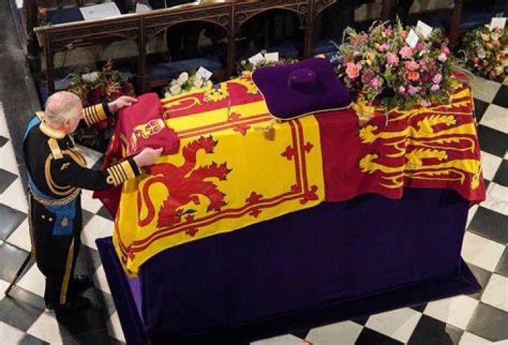 
Prince William, King Charles III Left Personal Notes On Queen Elizabeth II’s Funeral Bouquet 