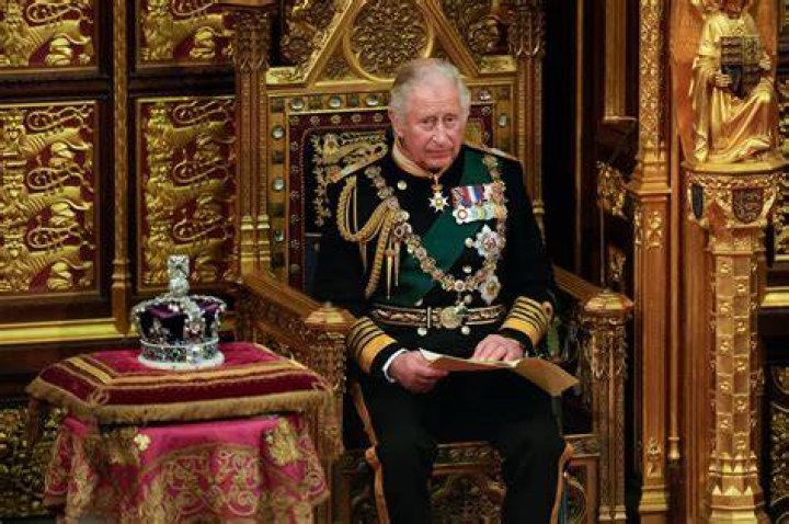 
Queen’s absence from royal events sparks demands to step down from throne 