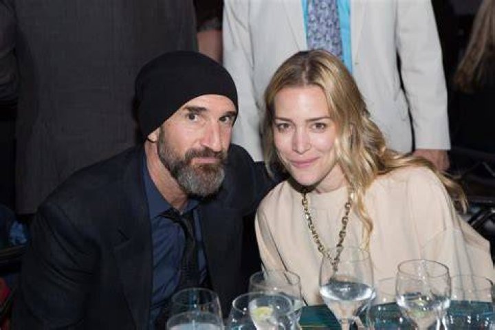 Stephen Kay is Married to Wife: Piper Perabo. Kids. Dating History.