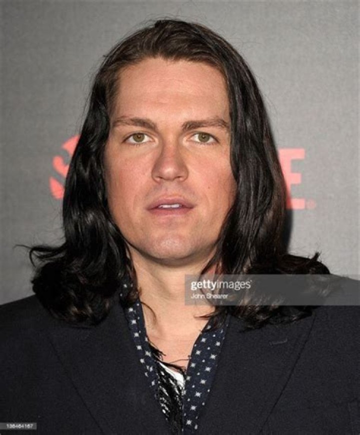 
Steve Howey’s Biography – Wife Sarah Shahi, Height, Wealth 