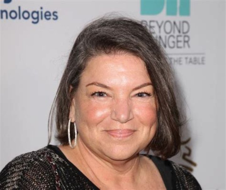 
Where is Mindy Cohn today? Net Worth, Age, Wiki. Lesbian? 