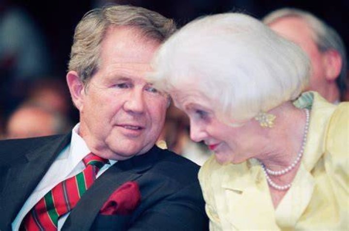 
Who is Dede Robertson, Pat Robertson’s wife? 