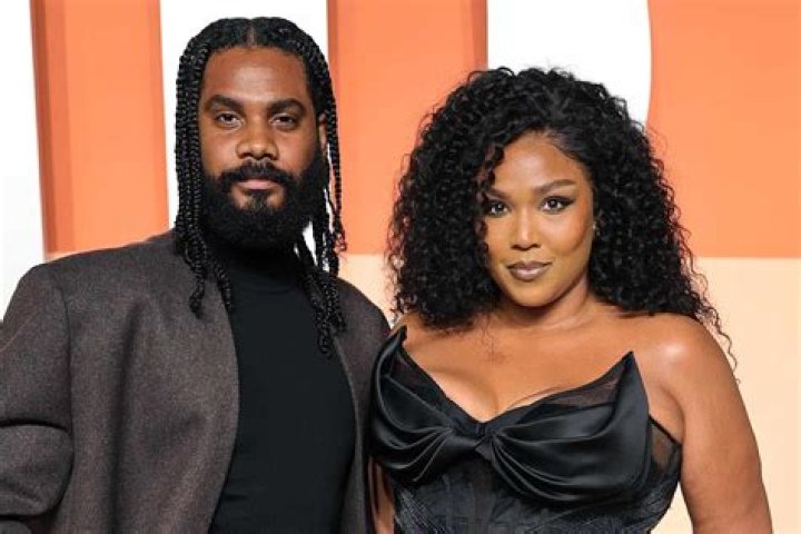 
Who Is Myke Wright? Singer Lizzo’s Boyfriend Is A Comedian 