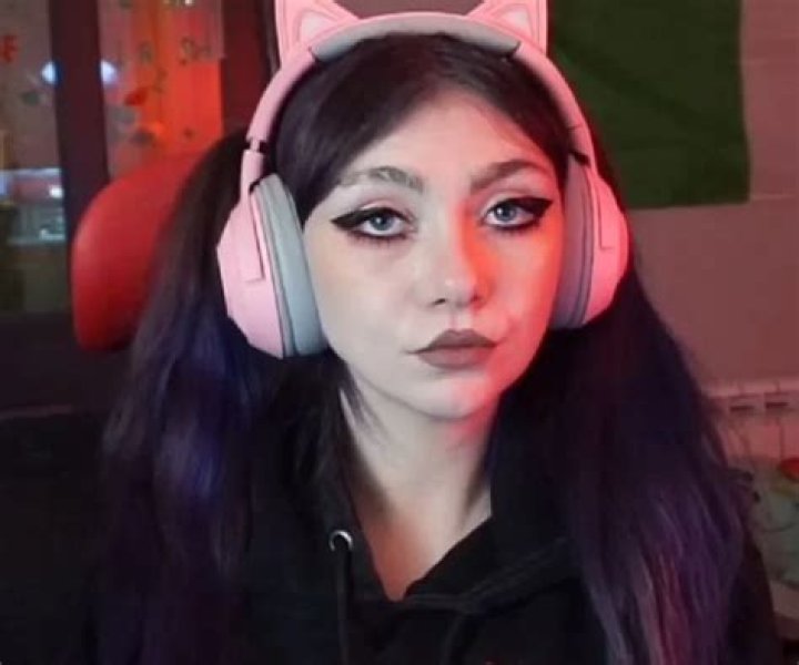 
Who Is Twitch Streamer JustaMinx? Real Name, Age, Family, and Boyfriend 